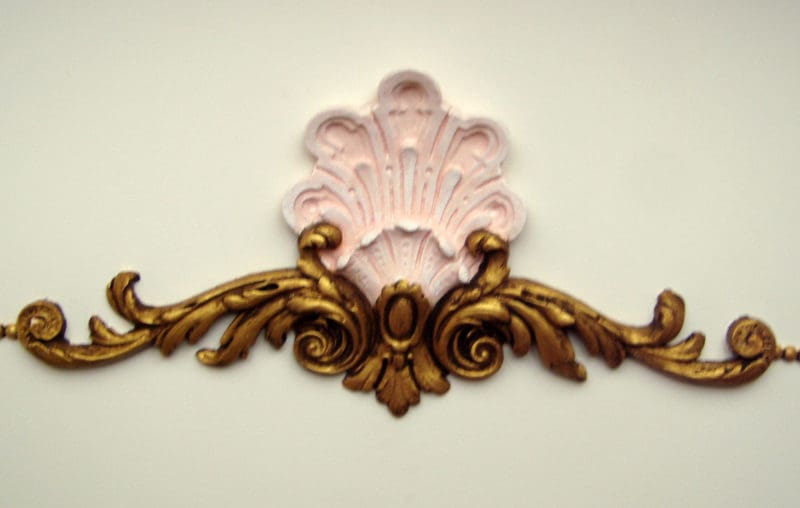 Handpainted plaster side ornament in Shell Style